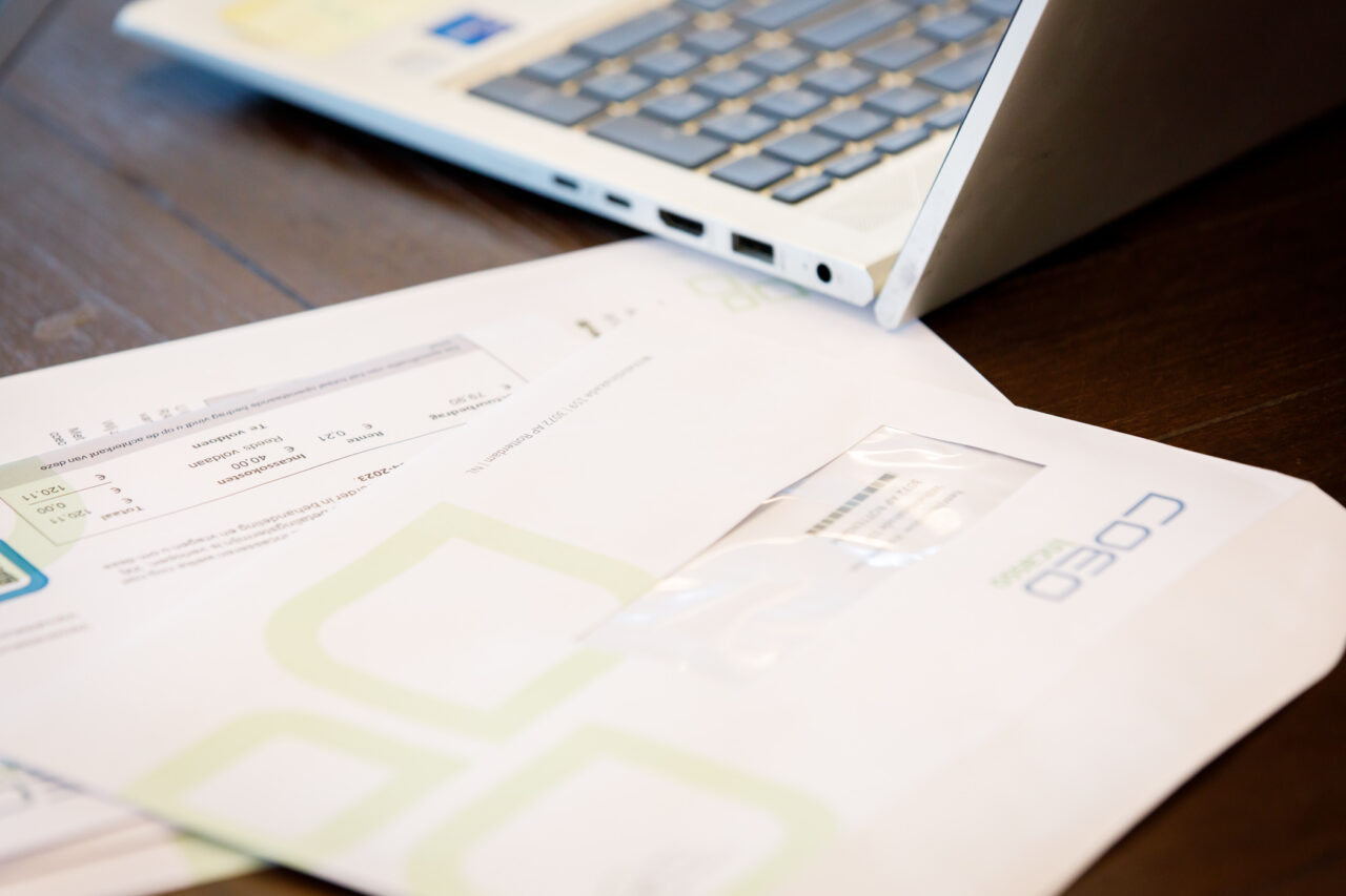 Brieven naast laptop