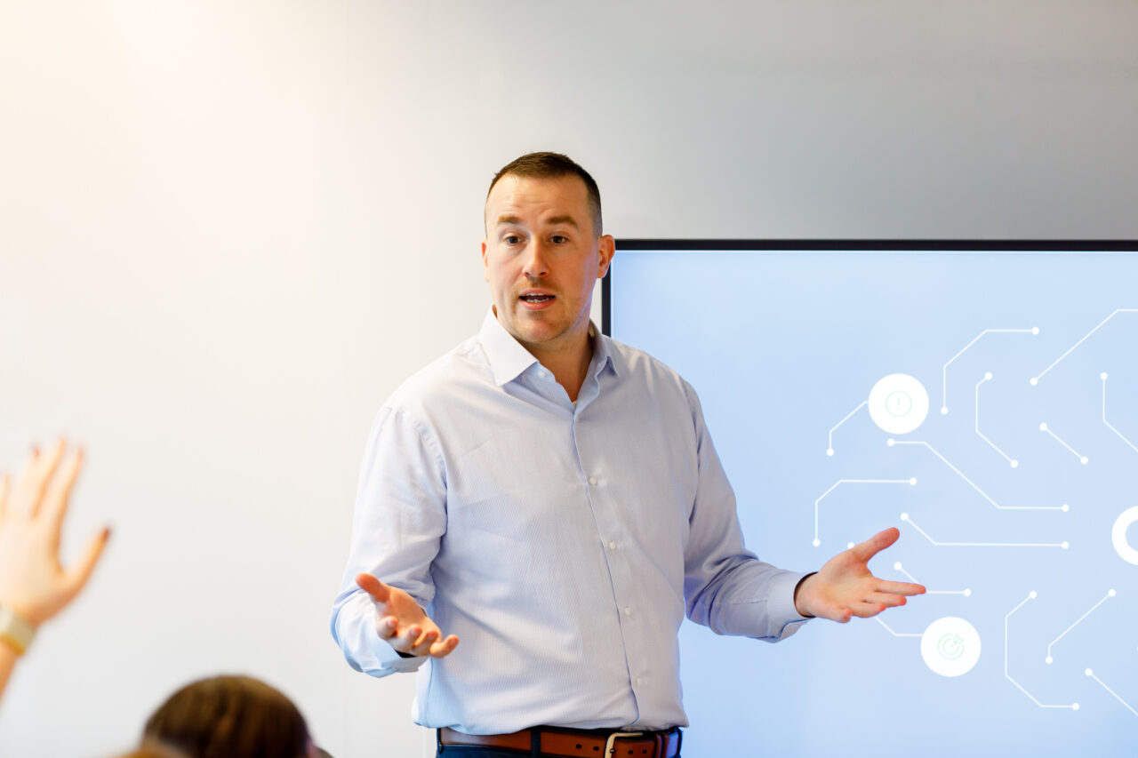 Man presenteert over AI