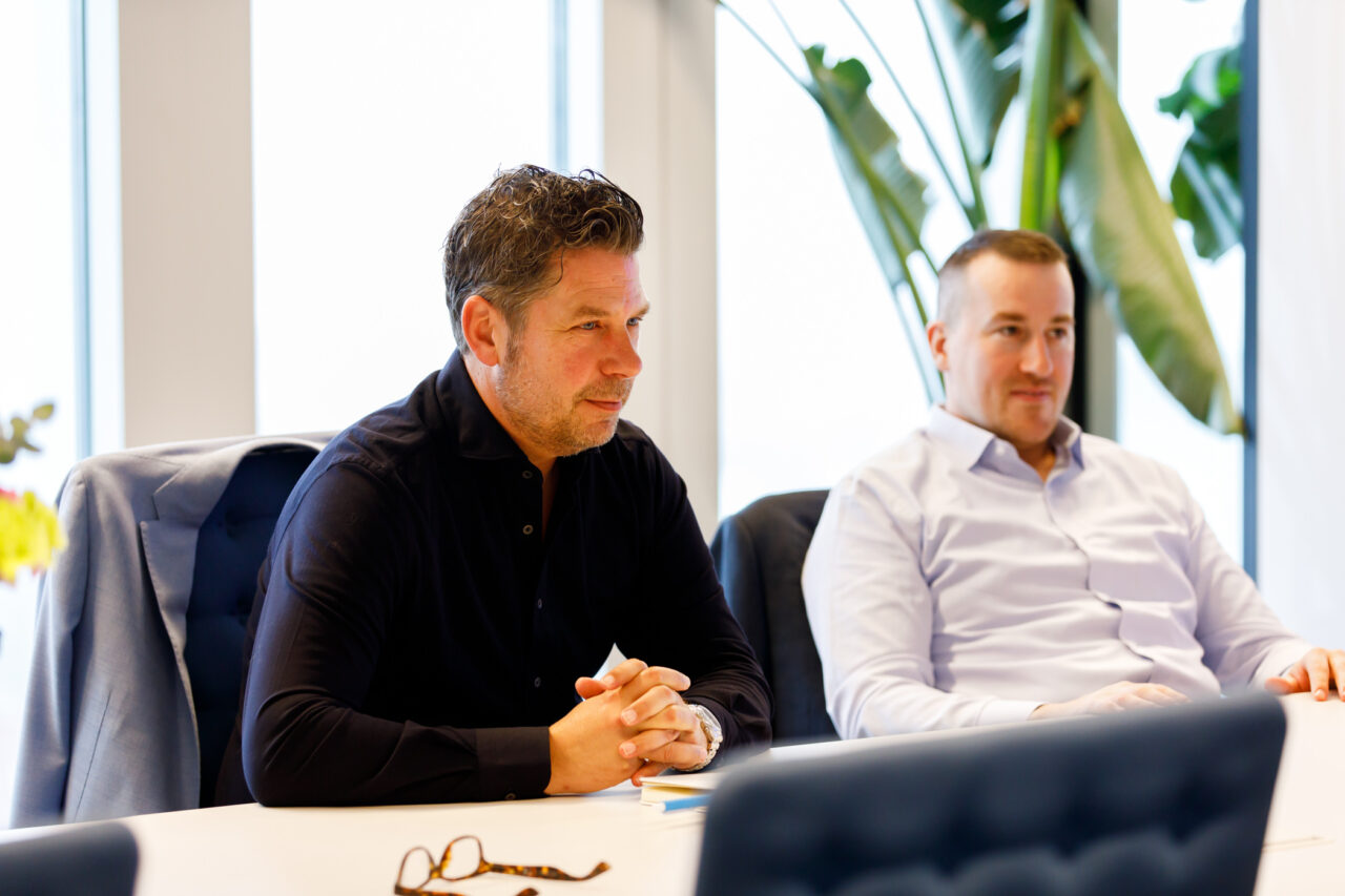 Twee mannen aan tafel
