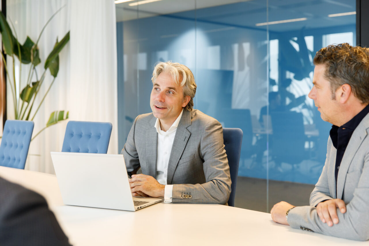 Mannen praten samen in een meetingroom